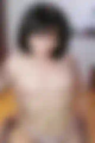 Soluços suaves de topless ( sento na minha cadeira vestindo apenas calcinha e relaxo silenciosamente enquanto meu corpo treme devido aos soluços de vez em quando. Adoro mostrar minha barriga nua para que as contrações dos soluços sejam vistas mais facilmente.).