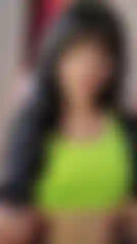 Striptease, peitinhos e bucetinha peluda e cuzão flash, com close e espalhando.