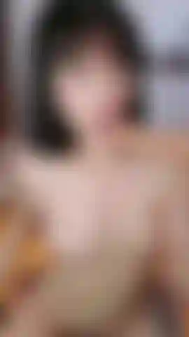 Soluços boquete topless no vibrador.