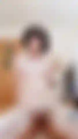 Toda nua montando vibrador, pura felicidade. Bucetinha carente e peluda.