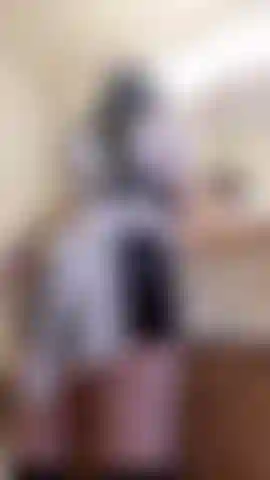 Empregada francesa sexy limpa o banheiro sem saber que está sendo gravada por uma câmera escondida! Seu bumbum balança enquanto ela se esfrega com força.