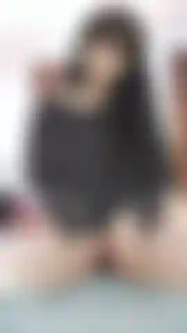 Adorável bucetinha peluda se espalhando.