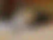 A empregada luna está se divertindo transando nos travesseiros com sua buceta suculenta e exibindo sua bunda saltitante.