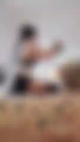 Aproveite este vídeo encantador e sincero, uma câmera escondida capturou esta linda empregada francesa enquanto ela dobra a roupa! Ela é tão sexy neste pequeno uniforme e meias pretas na altura do joelho.