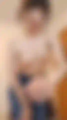 Striptease, bucetinha peluda de perto. Bunda espalhada, mamilos duros, axilas cabeludas.