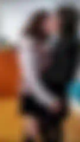 ( G/g) sessão de beijo sensual com minha namorada usando sutiãs e saias.