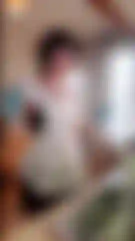 Aprecie a visão de uma empregada francesa sexy enquanto ela lava a louça, sem saber que está sendo gravada por uma câmera! Ela parece tão fofa em sua roupa pequena e com fones de ouvido!