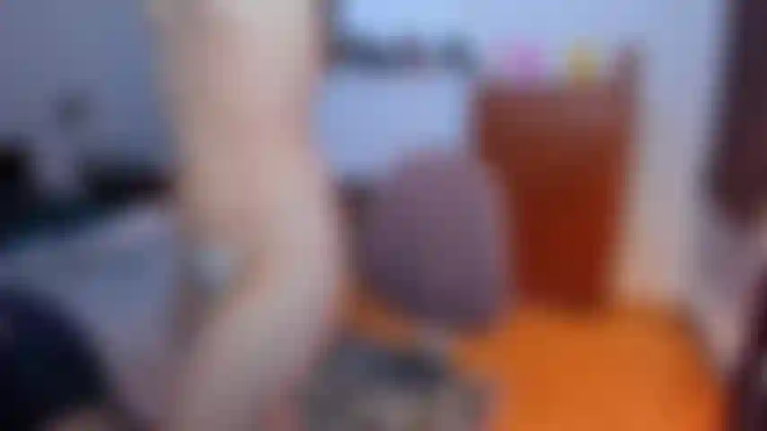 Enfio calcinha e transo com dildo na câmera (começo esfregando minha buceta bem forte através da minha tanga branca para deixá-la toda molhada. Então a empurro completamente para dentro, até que não fique mais visível. Então pego um pequeno dildo e começo a me foder com ele!).