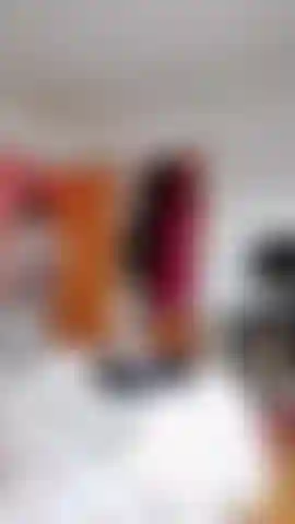 Espie esta empregada francesa sexy enquanto ela passa aspirador e lava o chão.