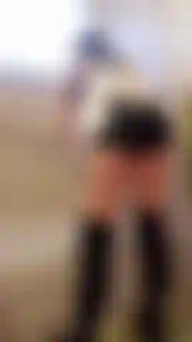 Espio uma empregada francesa limpando o banheiro.