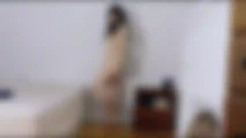 Modelo biquínis e lingerie. Então vou para minha cama em posição de missionário para me masturbar. Esfregando meu clitóris, beliscando meus mamilos e fodendo minha buceta com dois dedos, brinco comigo mesma até o orgasmo.