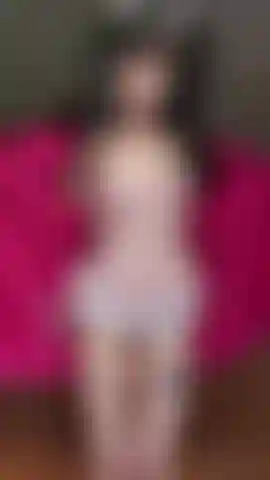 Garota kawaii fazendo um strip-tease.