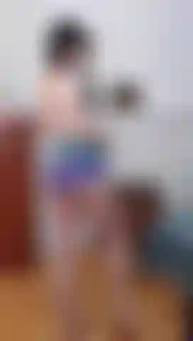 Garota cabeluda em pé, masturbação.