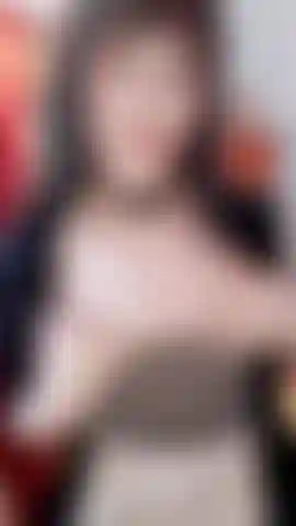 Mostro meus seios e depois esfrego meu vibrador neles antes de engolir!