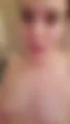 Brincando com meu vibrador no chuveiro.