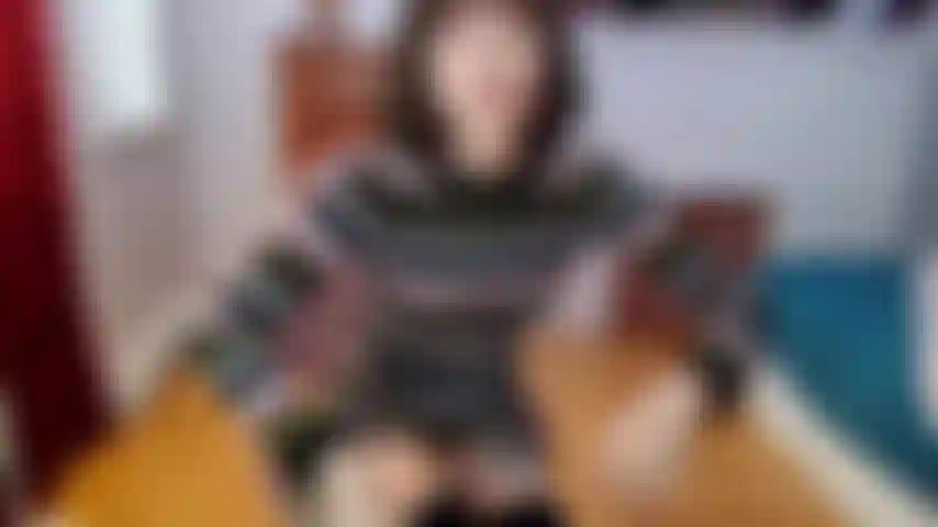 Retro cabeluda tocando sua boceta molhada.