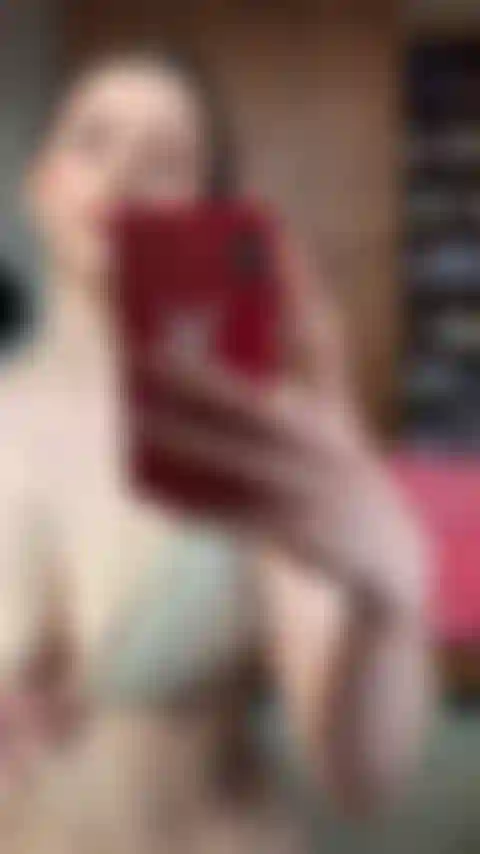 Saltitando e massageando meus seios grandes em meu biquíni transparente!