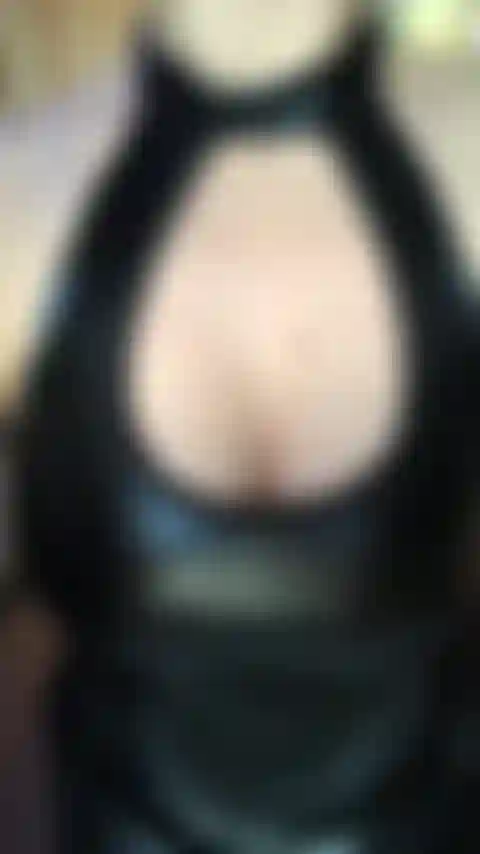 Saltando meus peitos grandes na minha roupa de couro impertinente!