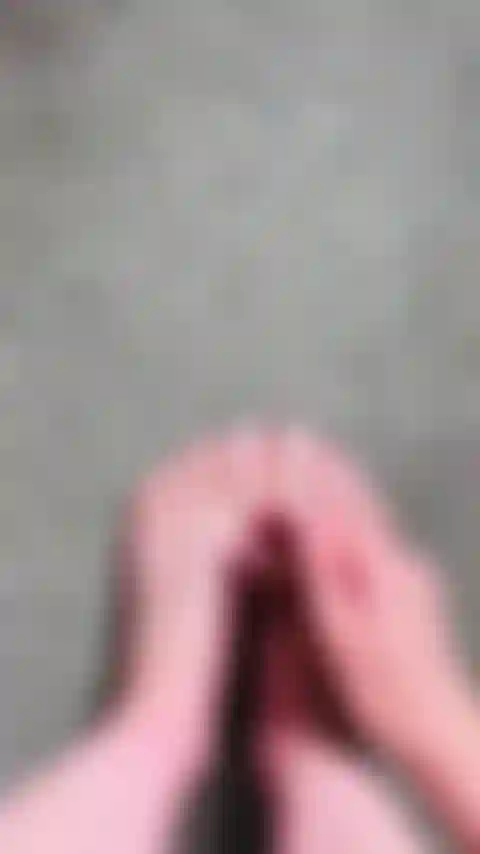 Massageando e lubrificando meus lindos pezinhos!