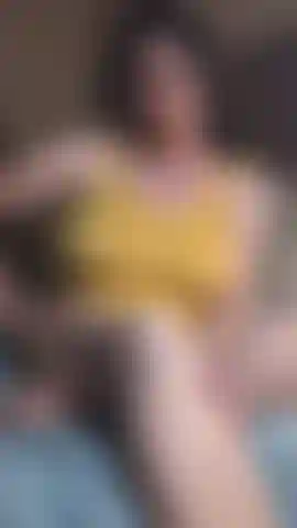 A madrasta flagra o enteado acariciando suas fotos/vídeos.