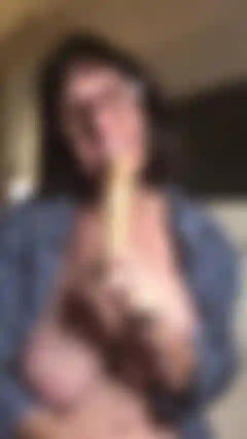 Papai! Quero tanto chupar seu pau! Chegue mais perto para poder te dar um belo boquete!