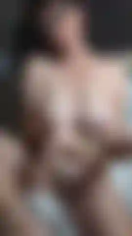 Passando óleo nos peitos e contando a gozada!