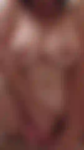 Uma brincadeira rápida e furtiva de buceta no meu banheiro!