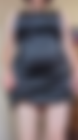 Provocando em um vestido preto justo.