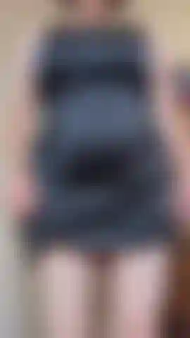 Provocando em um vestido preto justo.