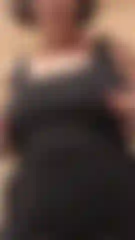 Brinco com mamilos (de perto) em um lindo vestido preto!