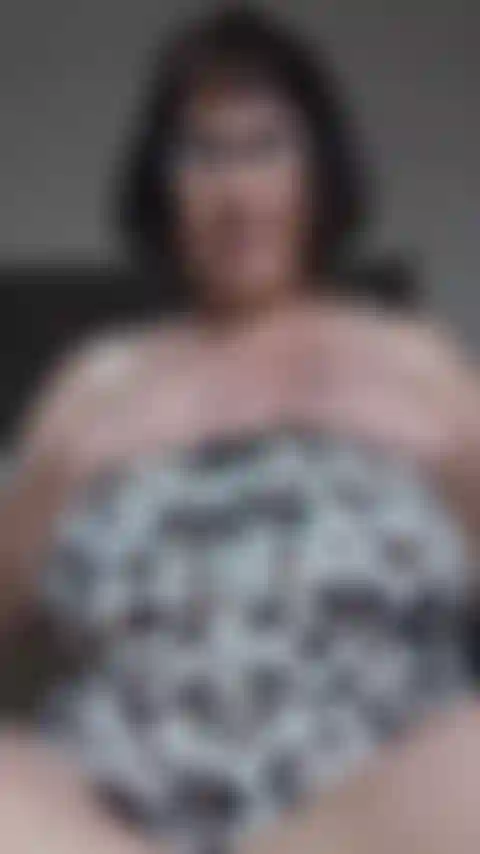 Brincando enquanto assisto pornô a três!