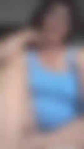 A vagabunda do bairro mostra a blusa que ela usa enquanto anda!