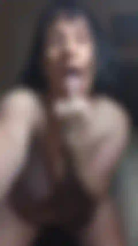 Pernas abertas, me dedilhando e me provando!