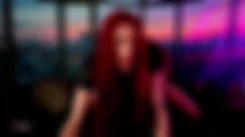 Clipe curto, trans de quatro apoios voltada para a câmera, depois se ajoelha e puxa seu pênis antes de sentar enquanto segura seu pau.