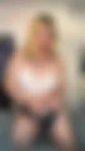 Experimentando um micro biquíni.