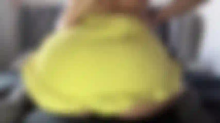 Você brincaria debaixo da minha saia? Dedilhando minha buceta e bunda apertadas.