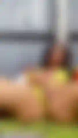 Esguichando ao ar livre.