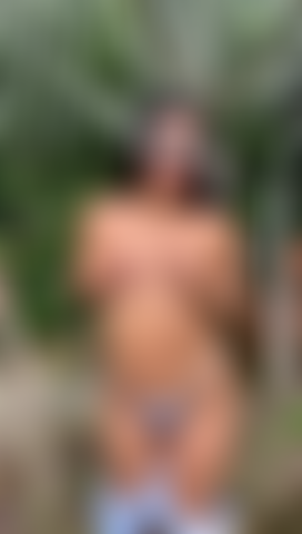 Fodendo minha buceta gostosa fora de casa.