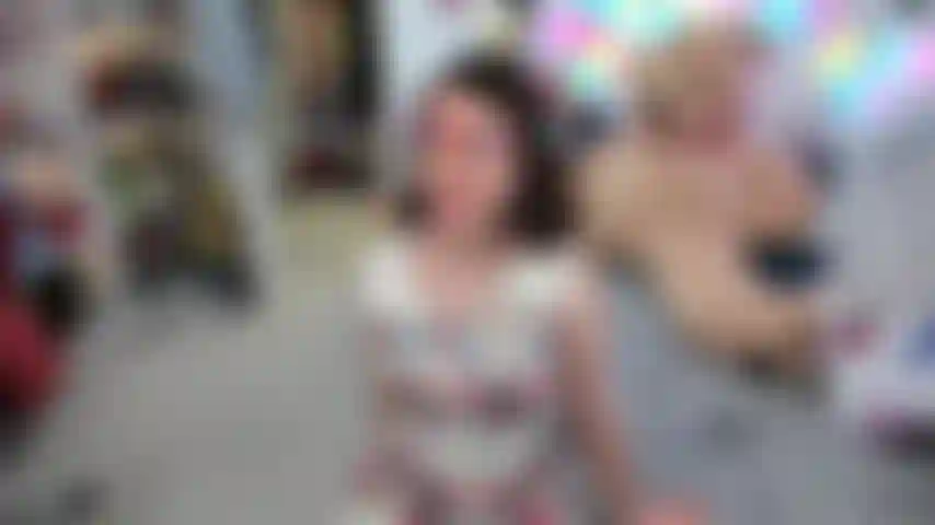 Feliz dia do orgasmo! Tivemos um dia incrível e quando estamos chegando em casa, tudo o que queremos é sentar um na presença do outro e comemorar, mas acabamos fodendo tanto que eu esguicho no seu pau.