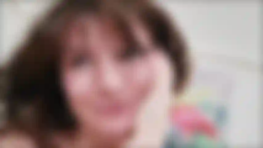 Torturando meu clitóris macio com um minivibrador! Versão curta do vídeo.