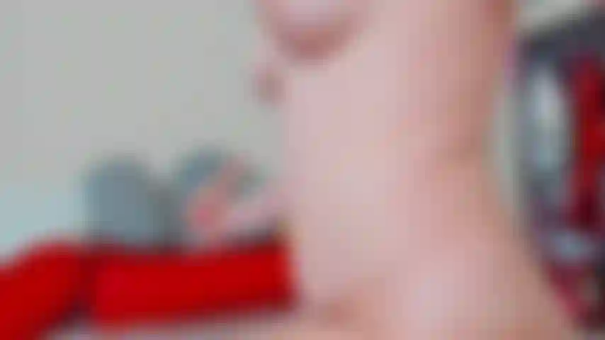 Menina lasciva adora brincar com o cuzinho de perto!