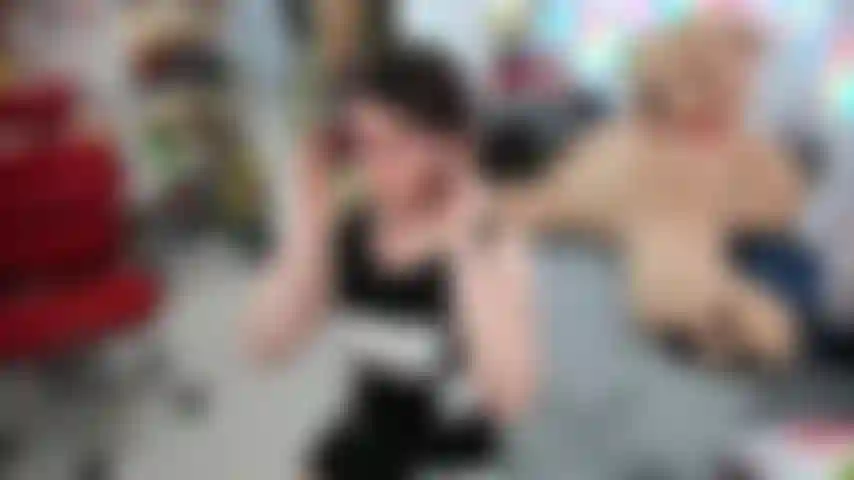 Eu monto você! Chegamos em casa do trabalho ao mesmo tempo e ambas tivemos um dia difícil. Sentamos juntos e tentamos nos animar, e assim nos despimos. Te monto até você gozar dentro de mim!