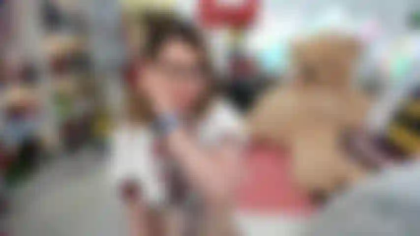 Colegial fica chupando, esfregando o clitóris com a ponta do pau e depois esticando a boceta até gozar!