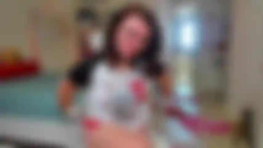 Estou vestida com uma roupa sedosa transparente rosada com salto alto e estampas nos mamilos. Posso fazer você gozar?