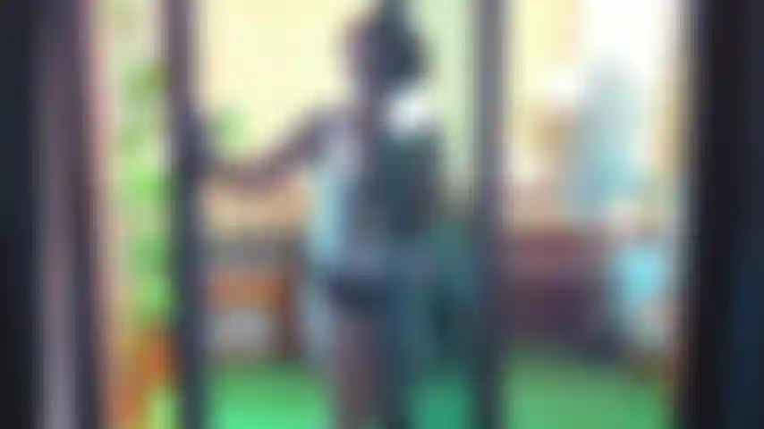 Caramba! Minha fã secreta fica controlando meu brinquedo enquanto eu fico na minha varanda!