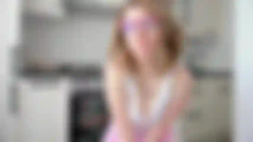 Esguicho voador incrível na cozinha - acordo com muito tesão e decidi que não vou resistir o dia inteiro assim. Então eu me fodi na cozinha em uma cadeira até esguichar.