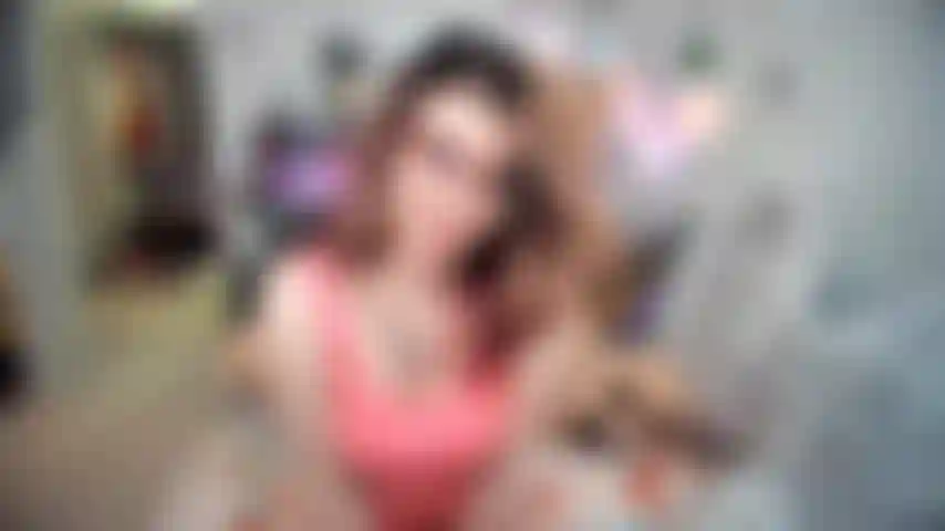 Vídeo personalizado - finalmente eu revelo meu arbusto! Sou bem tímida em mostrar porque não é tanto quanto você espera, mas é meu mato! Ficando com muito tesão sabendo que você está olhando para o meu corpo nu!