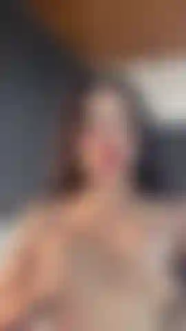 Uma garota sexy no espelho.