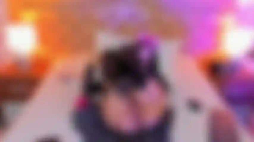 Uma gatinha fofa, uma bucetinha apertada.