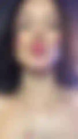 Um sorriso, lábios bonitos e seios.